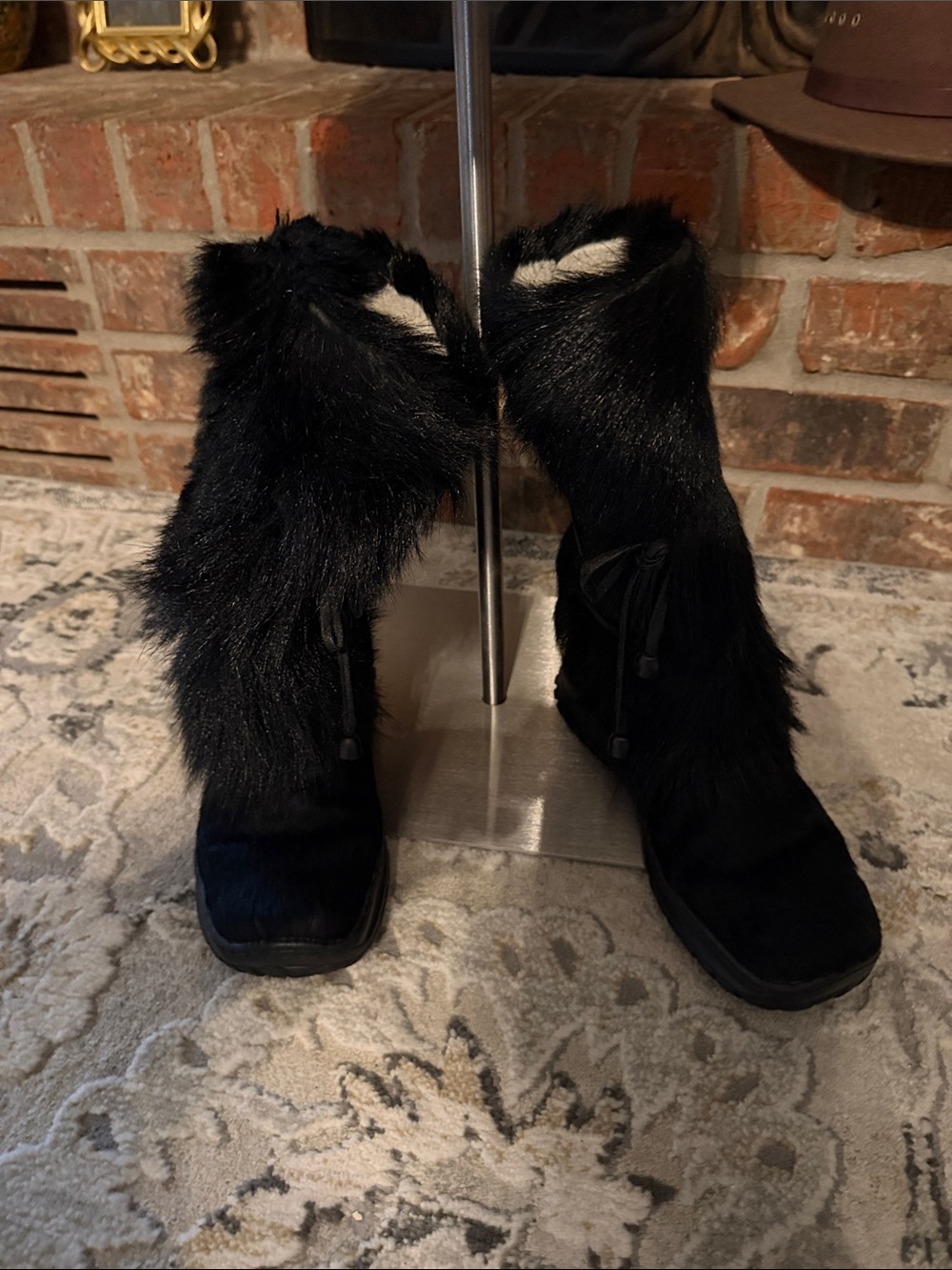 Oscar Sport Women’s Black Furry Après Ski Boots Tall Lace Up Lug Sole